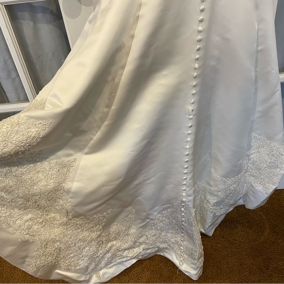 Gorgeous custom wedding gown size 4 - Picture 6 of 8